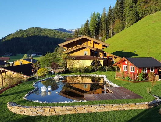 Schwimmteich und Garten | © Apartment Steinplatte Tirol