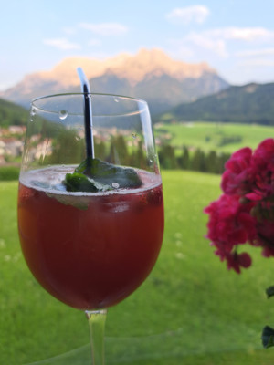 Getränk am Balkon genießen